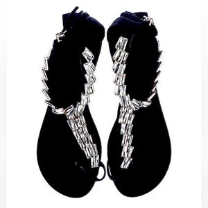 💎 Giuseppe Zanotti
Embellished T-Strap Sandals